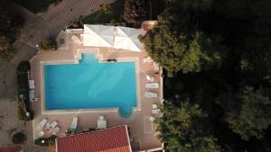 an overhead view of a swimming pool in front of a house at Hotel Gioia Garden in Fiuggi