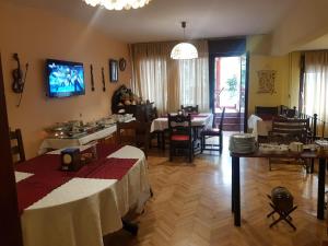 TV a/nebo společenská místnost v ubytování Hotel Kapistec Skopje