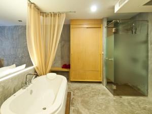 ジョムティエンビーチにあるThe Now Hotel - SHA Extra Plusのバスルーム(バスタブ、シャワー、シンク付)