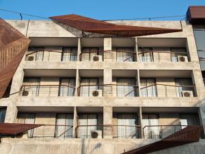 - Vistas al exterior de un edificio de apartamentos con balcones en The Now Hotel - SHA Extra Plus, en Jomtien Beach