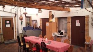 uma sala de jantar com uma mesa com uma toalha de mesa vermelha em Restaurant Pension Lubusch Gahro em Gahro