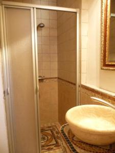uma casa de banho com um lavatório e um chuveiro em Résidence Le Home em Calvi
