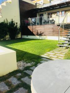 une maison avec des escaliers et une cour herbeuse dans l'établissement Misericórdia Garden Homes, à Vila do Conde