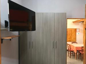 Televízia a/alebo spoločenská miestnosť v ubytovaní Casa Mazza
