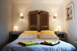 a bedroom with a bed with two towels on it at La grange au tracteur in Saulcy-sur-Meurthe