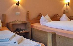 Un pat sau paturi într-o cameră la Hotel Restaurant Goger