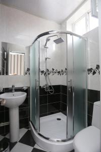 Ett badrum på Guest House Pirosmani 60