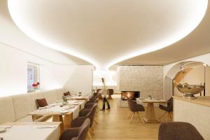 uma sala de jantar com mesas e cadeiras e uma lareira em Gasthaus Hummel em Duggendorf
