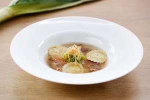 eine weiße Suppe mit Knödeln und Fleisch in der Unterkunft Gasthaus Hummel in Duggendorf