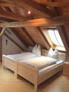 Duggendorf的住宿－Gasthaus Hummel，阁楼上的卧室配有两张床