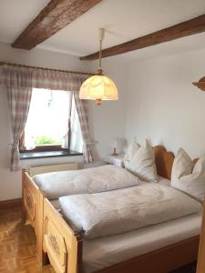 Duggendorf的住宿－Gasthaus Hummel，一间卧室设有两张床和窗户。
