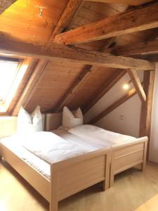ein Schlafzimmer mit einem Bett im Dachgeschoss in der Unterkunft Gasthaus Hummel in Duggendorf