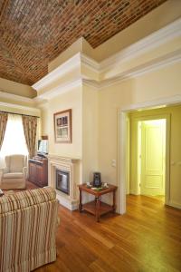 a living room with a couch and a table at Vila Alba Resort in Carvoeiro