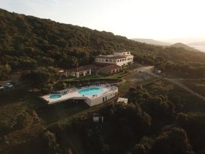 聖安托尼奧迪加盧拉的住宿－Hotel Valkarana Country Relais，享有带游泳池的房屋的空中景致