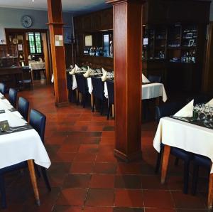 ヴィサンブールにあるHotel Restaurant de l'Europeのレストラン内のダイニングルーム(テーブル、椅子付)
