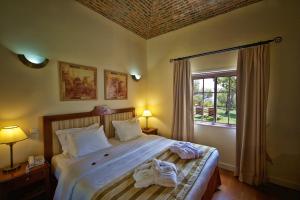 a bedroom with a bed with towels on it at Vila Alba Resort in Carvoeiro