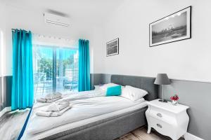 Posteľ alebo postele v izbe v ubytovaní Apartamenty AmberHome
