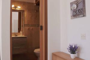 Bathroom sa Oasis Atlántico: rincón secreto al pie de los senderos