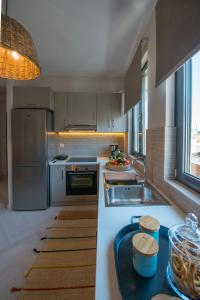 - une cuisine avec un évier et un comptoir dans l'établissement Marios Home, a cozy and spacious apartment near downtown, à Prévéza
