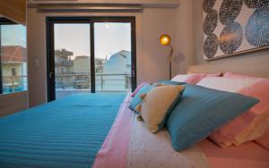 - une chambre avec un lit et une grande fenêtre dans l'établissement Marios Home, a cozy and spacious apartment near downtown, à Prévéza