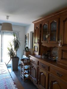 Un gran armario de madera en una sala de estar. en Chez isa, en Massilly 19 fotos más