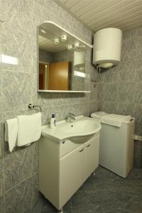 une salle de bains avec un lavabo et un miroir dans l'établissement Apartments Pile Marina, à Dubrovnik 46 autres photos
