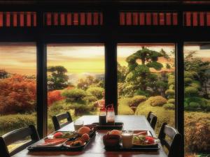 een tafel met eten voor een raam bij Kansai Airport Hotel Pine Villa in Kansai International Airport