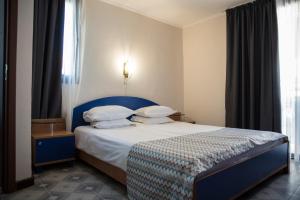 Victoria Hotel Nessebar tesisinde bir odada yatak veya yataklar