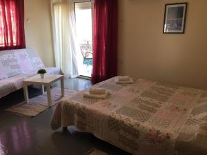 A bed or beds in a room at Platanos Rooms
