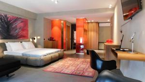 Cette chambre comprend un lit et un bureau. dans l'établissement 101 Adrianou Apartments, à Athènes