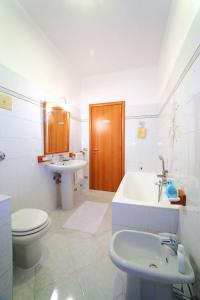 e bagno con servizi igienici, lavandino e vasca. di B&B PONTEVECCHIO a Brembate