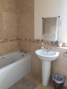 a bathroom with a sink and a bath tub and a sink at Upper Bray Cottage Badby, Daventry in Badby