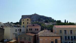 Vue sur une ville avec une montagne en arrière-plan dans l'établissement 101 Adrianou Apartments, à Athènes