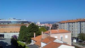 uma vista para uma cidade com edifícios e árvores em Portela - APARTAMENTO em Viana do Castelo