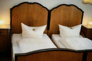 two twin beds with white sheets and pillows at Hofreit am Bierkeller in Kehl am Rhein
