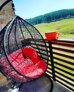 een hangmatstoel op een balkon met een kom bij Zlatibor lux Kalman in Zlatibor