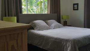 Habitation Villa Les Cassias tesisinde bir odada yatak veya yataklar