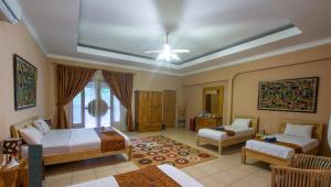 Un pat sau paturi într-o cameră la Ada Waktu Homestay