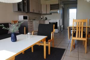 Øster HurupにあるHavblik 4のキッチン、リビングルーム(テーブル、椅子付)