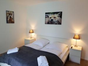 Grüne Stadtrandidylle - 22 min bis Potsdamer Platz في برلين: غرفة نوم بسرير وصورتين لذئب