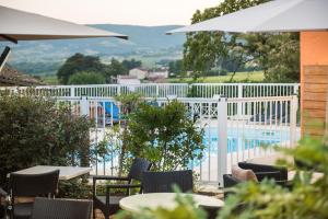 une terrasse avec des chaises, une clôture et une piscine dans l'établissement La Rose, à Juliénas