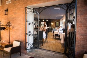 une porte ouverte menant à un restaurant avec des personnes assises à table dans l'établissement La Rose, à Juliénas