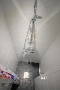 małą łazienkę z prysznicem i umywalką w obiekcie City Centre Apartment Puistokatu 29 w mieście Jyväskylä