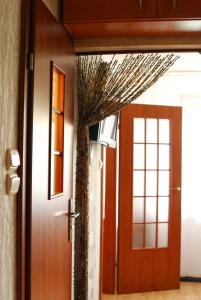 グダニスクにあるMieszkanie Jelitkowoの窓付きの部屋につながるドア
