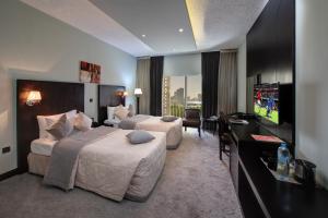 TV a/nebo společenská místnost v ubytování Sharjah Carlton Hotel