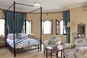 Кровать или кровати в номере Meryem's Hotel