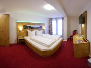 ein Schlafzimmer mit einem großen Bett in einem Zimmer in der Unterkunft Gästehaus Café Heck Titisee in Titisee-Neustadt