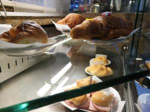 una vetrina con diversi tipi di pane e prodotti da forno di B&B PORTA APPIA a Imola
