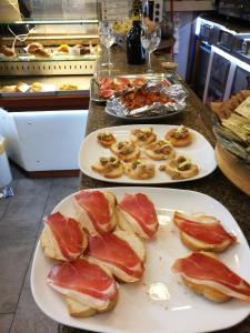 dos platos de comida en un mostrador en un restaurante en B&B PORTA APPIA, en Imola