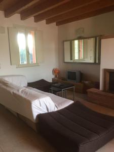 ein Schlafzimmer mit einem großen Bett und einem TV in der Unterkunft casa in campagna _LORI in Volta Mantovana